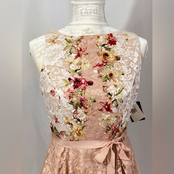 Gabby Skye Floral Lace Fit-&-Flare Dress size 6 - Picture 4 of 12